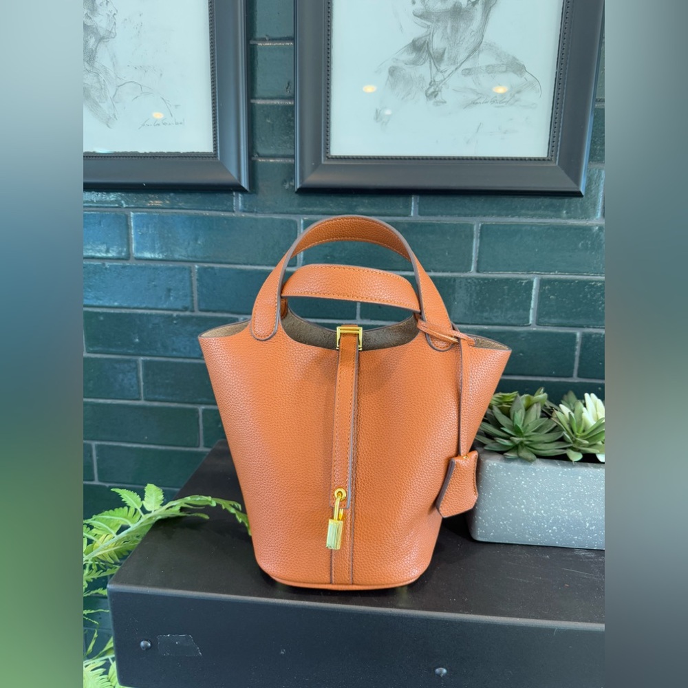 Brown bucket bag✨ 
Brand new 
Picotan👜